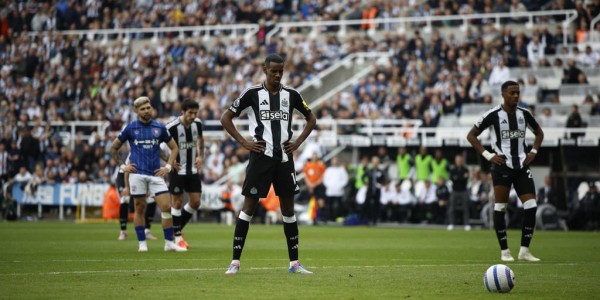 纽卡斯尔拒绝利物浦天价求购：伊萨克转会风波再掀波澜